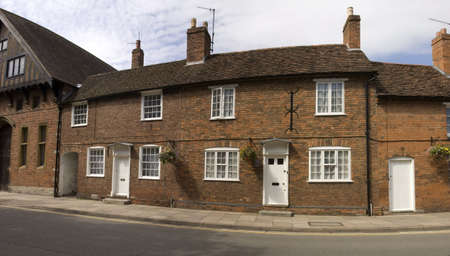 cottage decorated with flowers stratford upon avon warwickshire the midlands england ukの写真素材