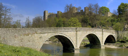 dinham medieval bridge river teme ludlow castle shropshire england ukの写真素材