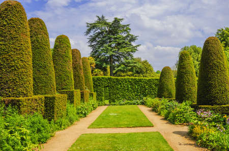 hidcote manor gardens in the english cotswolds, gloucestershire, midlands, england, ukのeditorial素材