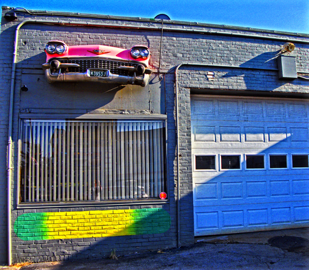 HDD image of an auto repair shop in Akron Ohio. The building had a 1950s pink Cadillac front end embedded in the buildingのeditorial素材