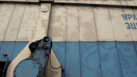 Industrial cranes at construction sites are vital for safe and efficient heavy load lifting. Stock Clipの写真素材