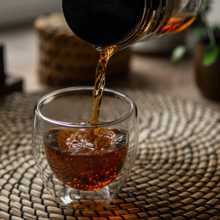 A Refreshing Pour of Iced Tea in a Cozy and Inviting Setting for a Relaxing Momentの写真素材