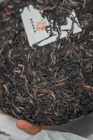 Premium Tea Cake CloseUp An Artisanal Quality Treat Featuring Rich Texture and Flavorの写真素材