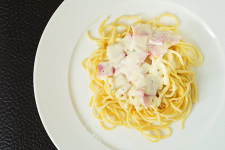 Spaghetti carbonara with hamの写真素材