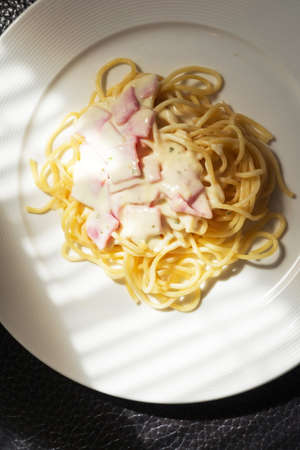 Spaghetti carbonara with hamの写真素材