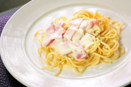Spaghetti carbonara with ham