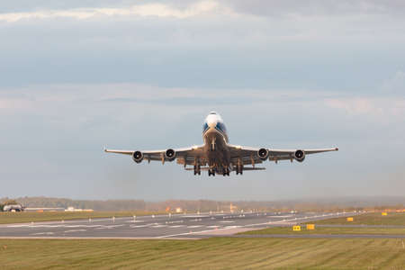 747-400 G-CLBA climbing with full power on runway 09 at EMA UKのeditorial素材
