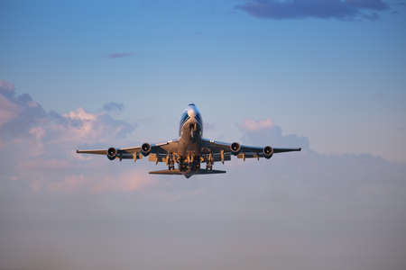 747-400ERF cargo plane heading out from EMA UKのeditorial素材