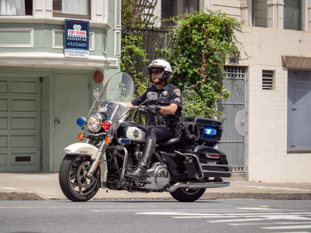 SAN FRANCISCO, CA â APRIL 22, 2018: San Francisco Police Department officer drives on motorcycleのeditorial素材