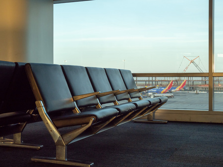 SAN FRANCISCO, CA â May 10, 2018: Empty seats at SFO airport with Southwest planes in backgroundのeditorial素材