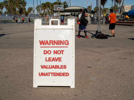 Warning do not leave items unattended theft prevention sign at public parkのeditorial素材