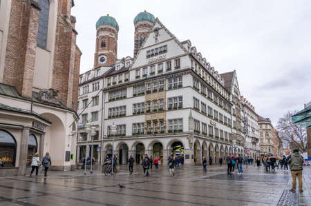 HIRMER House on street of Munchen with domed towers of Gotchic church Frauenkircheのeditorial素材