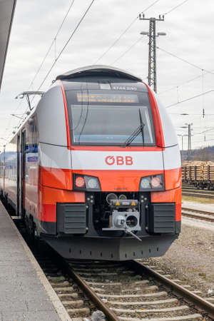 OBB Strain in Attnang Puchheim station to Hallstatt on platformのeditorial素材