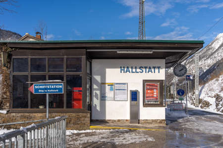 Feb 6, 2020 - Hallstatt, Austria: Railway station of Hallstatt with guide sign in Germanのeditorial素材