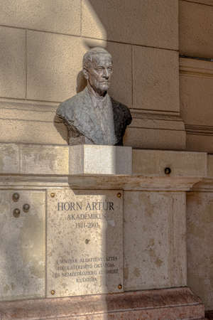Bronze bust of Arthur Horn on linestone wall near Kossuth Squareのeditorial素材