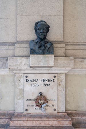 Bronze bust of Ferenc Kozma on linestone wall near Kossuth Squareのeditorial素材