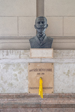 Bronze bust of Count Imre Szechenyi on linestone wall near Kossuth Squareのeditorial素材