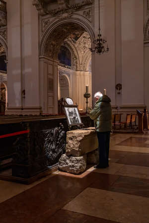 Feb 3, 2020 - Salzburg, Austria: Old man reading history insideのeditorial素材