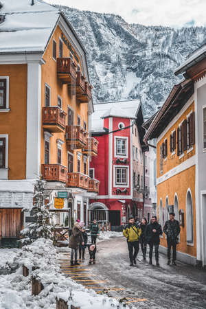 Feb 6, 2020 - Hallstatt, Austria: Houses covered in snow in Hallstatt in winterのeditorial素材
