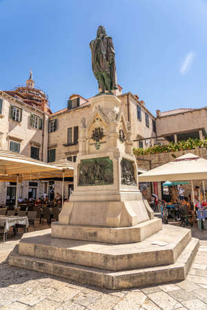 Dubrovnik, Croatia - Aug 20, 2020: Bronze Statue of Civu Frana Cundulica Narod in old town in summerのeditorial素材