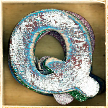 old wooden letter  Q in a box shot from above macro imageの写真素材