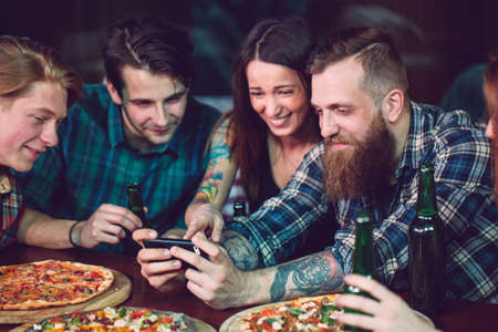 Use Mobile Phone Selfie Photo Group Friendsの写真素材