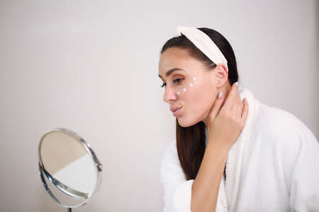 Beauty face woman natural healthy cosmetic skin pure sresh beautiful female happy smile portrait manicure handの写真素材