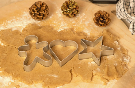 the process of making gingerbread men cookies , christmas cookiesの写真素材