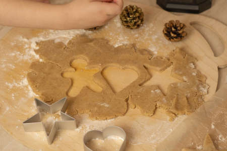 the process of making gingerbread men cookies , christmas cookiesの写真素材