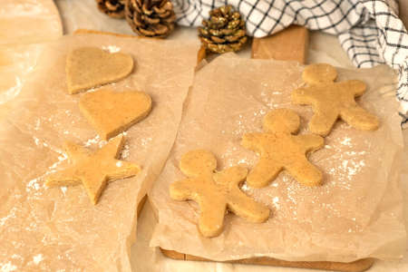 the process of making gingerbread men cookies , christmas cookiesの写真素材