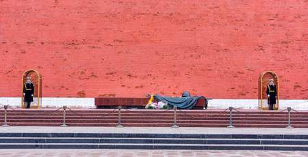 Moscow, Russia April 2013 Tomb of the Unknown Soldier guarded by two honour guard soldiers. It is a war memorial, dedicated to Soviet soldiers killed during World War II, located at the Kremlin Wallのeditorial素材