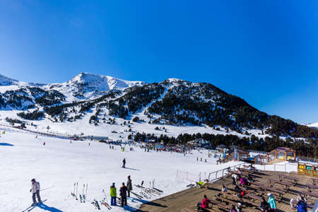 El Tarter, Andorra, Jan 2018 Skiers, snowboarders and tourists relaxing in restaurants on El Tarter ski centre. People queuing for ski lifts, Pyreneesのeditorial素材