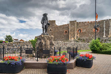 Carrickfergus, UK, Aug 2019 King William III bronze statue overlooking the harbour and marina, located in front of Carrickfergus Castleのeditorial素材