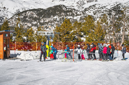 El Tarter, Andorra, Jan 2020 Ski instructor teaching a group of young kids how to ski and get on ski drag lift. Winter holidays in Pyrenees Mountainsのeditorial素材