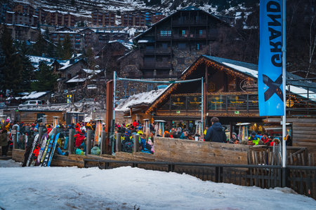 El Tarter, Andorra, Jan 2020 People relaxing and celebrating in a bar or restaurant after intense day on ski slopes. Ski winter holidays, Pyreneesのeditorial素材