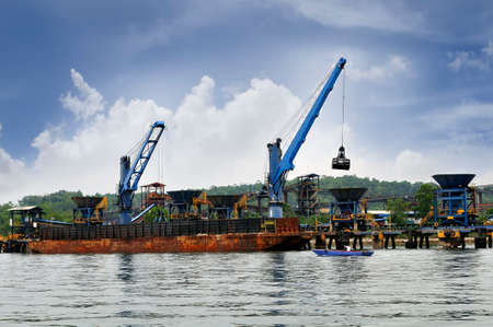 coal loading and unloading activities at the portの写真素材