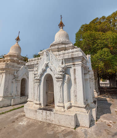 The World's Biggest Book in Kuthodaw Pagoda with 729 parts (stone inscriptions)  in white stupasの写真素材