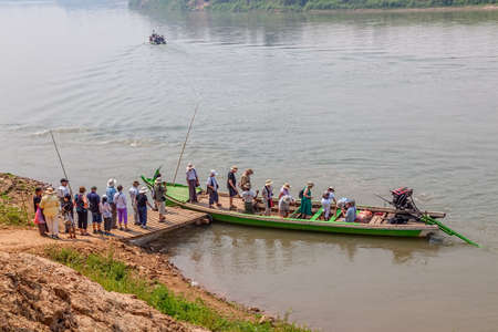 INNWA - FEBRUARY 25: Tourist have to travel to the Ava island by traditional long river boats on February 25, 2013 in Innwa, Myanmar.のeditorial素材