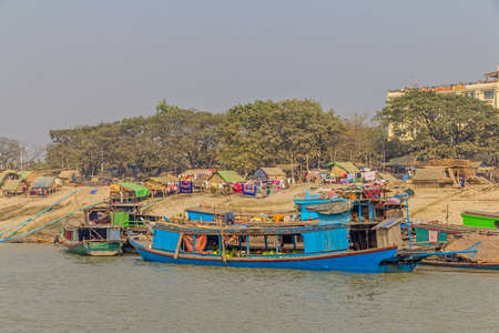MANDALAY - FEBRUARY 26: Lot of transport ships in harbor on the bank of the Irrawaddi river on February 26, 2013 in Mandalay, Myanmar.のeditorial素材