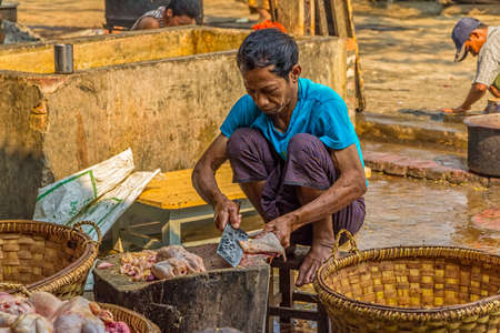 MANDALAY - FEBRUARY 26: Men preparing lunch for Buddhist novices before every day procession on February 26, 2013 in Mandalay, Myanmar.のeditorial素材
