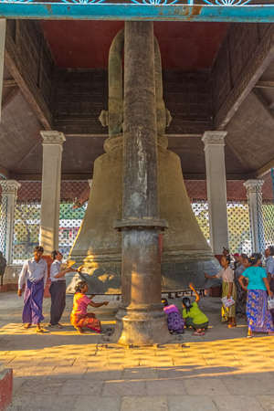 MANDALAY - FEBRUARY 26: Tourists visiting old 90-ton Mingun Bell built in 1790 on February 26, 2013 in Mandalay, Myanmar.のeditorial素材
