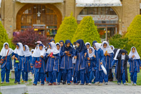 Elementary school girls on Imam Square in front of the Ali Qapu Palace in Isfahanのeditorial素材