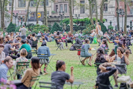 Crowd in Bryant Park, New Yorkのeditorial素材