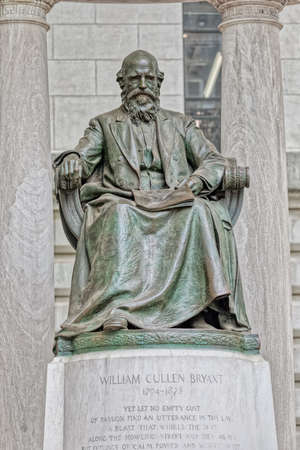 William Cullen Bryant sculpture in Bryant Park, New Yorkのeditorial素材
