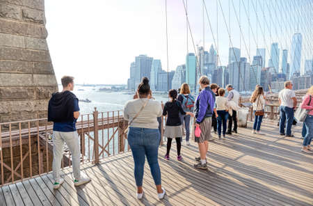 People on the lookout at Brooklyn Bridge in New Yorkのeditorial素材