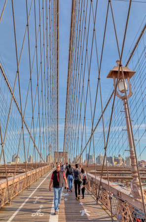 People are crossing the Brooklyn Bridge in New Yorkのeditorial素材