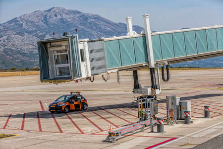 DUBROVNIK, CROATIA - SEPTEMBER 1 2017: The ground crew of Dubrovnik airport is waiting for the plane to arrive, parked in the shade of the air bridge jetway.のeditorial素材