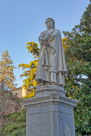 Francesco Petrarca sandstone statue in Padua Italyのeditorial素材