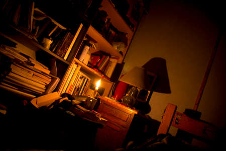 Escena nocturna de estudio con luz de velas Night Scene Study with candlelight Estudo Cena Noturna com luz de velas のeditorial素材