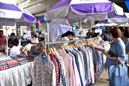 Nonthaburi, Thailand, 24 January 2018: Women are shopping for clothesのeditorial素材